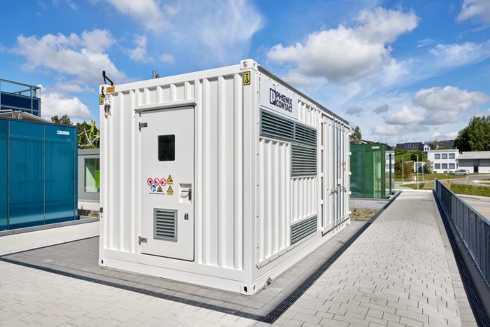 Container maritim alb în care se află un sistem de stocare a bateriei