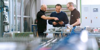 Our CONTACTRON Speed Starter experts in conversation at a control cabinet mounting panel 