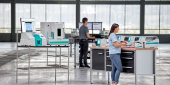 Adercodering op een werkbank met meerdere printers uit de THERMOMARK E SERIES
