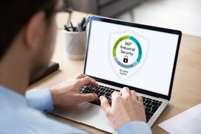Man ved computer ser på cyber security