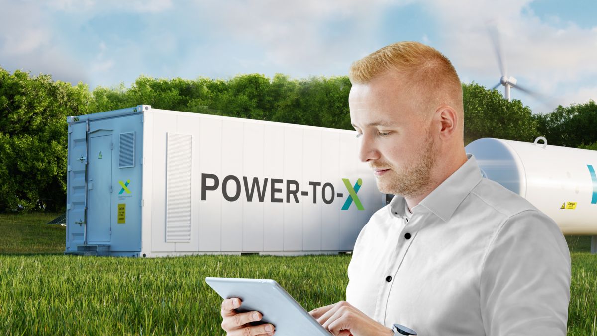 Férfi táblagéppel egy Power-to-X alkalmazás előtt