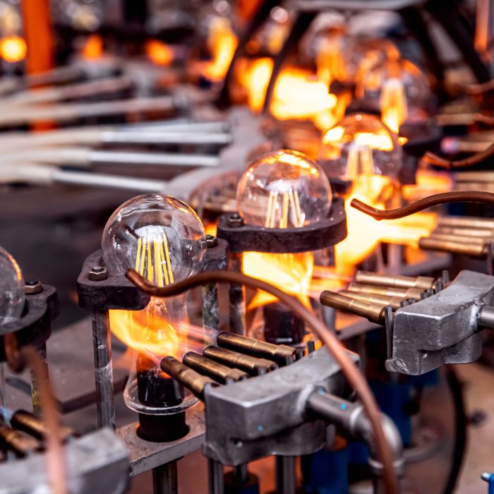 Fabrication de lampes à incandescence dans l'industrie du verre avec icône et valeurs pour optimiser la consommation