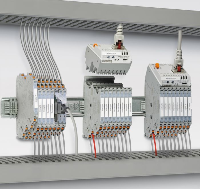 El acondicionador de señal MINI Analog Pro con tecnología de conexión enchufable se conecta a un armario de control