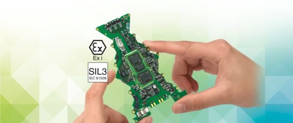 MINI Analog Pro Ex-i-scheidingsversterker-printplaat in de hand met SIL 3-en Ex i-logo
