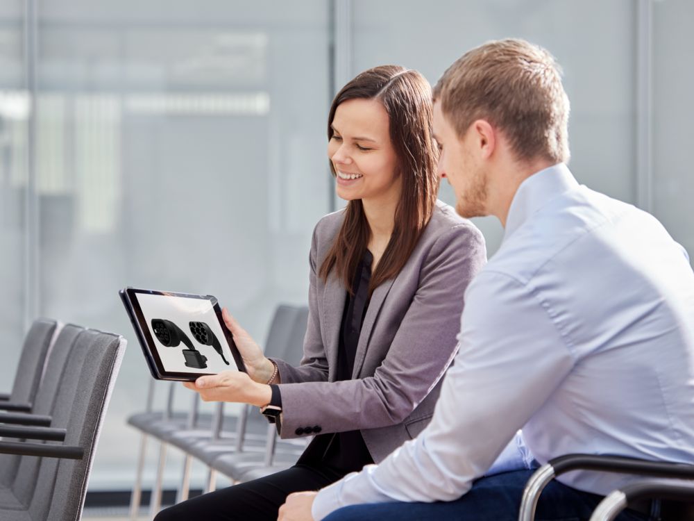 E-mobility customer meeting with 3D product view on a tablet