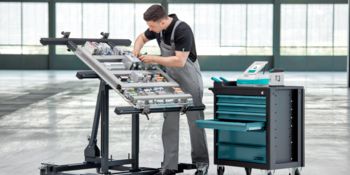 Medewerker werkt aan een montageplaat voor een schakelkast