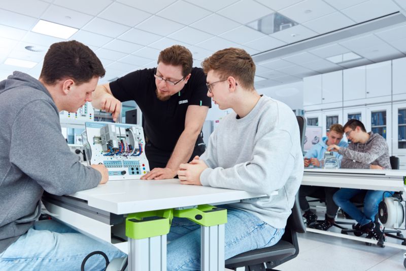 Jugendliche arbeiten an einem TechEducation Training Board