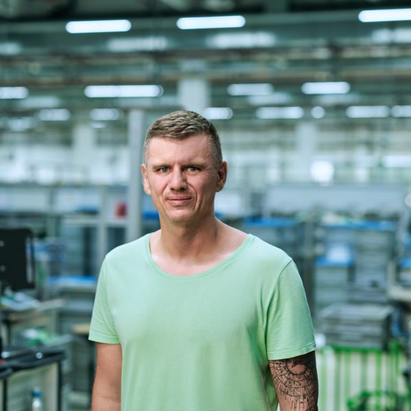 Ein Mitarbeiter steht in der Produktion