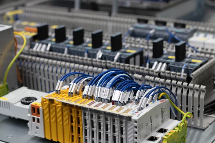 Composants d'armoires électriques marqués sur une plaque de montage