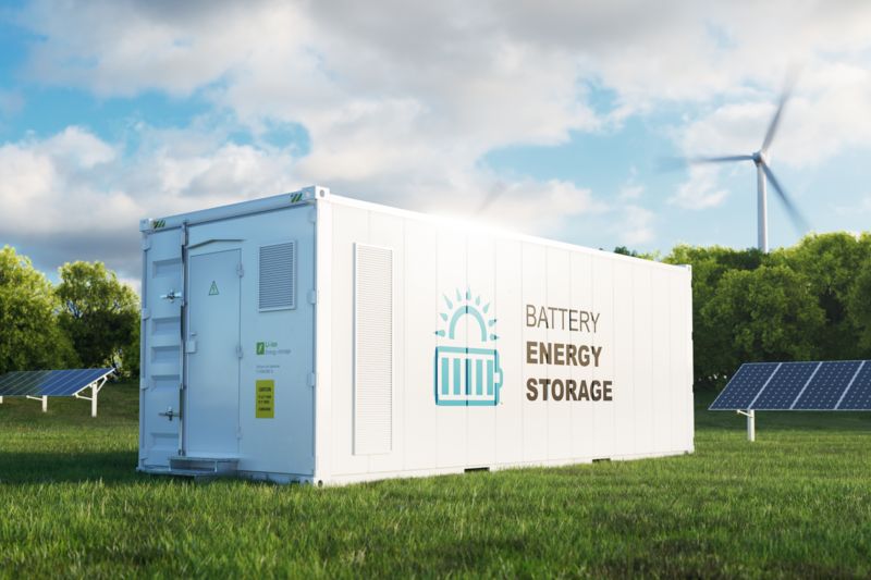 Energiatároló nap- és szélerőművel a háttérben