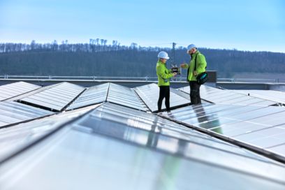 Un empleado sobre el tejado en medio de una instalación solar