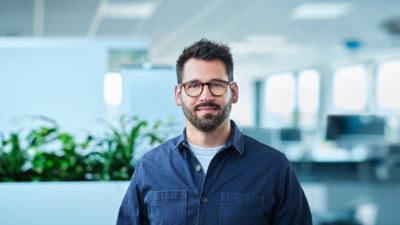 Person mit Bart und Brille