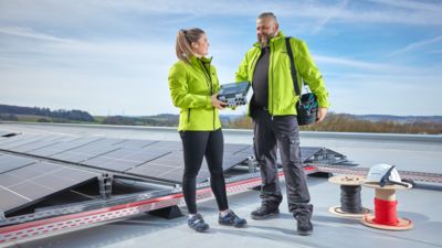 Mann und Frau mit PV Anlage