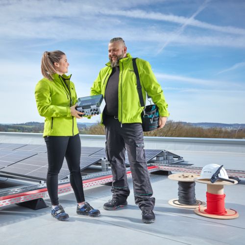 Mann und Frau mit PV Anlage