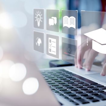 Laptop und Symbole für E-Learning und Webinare