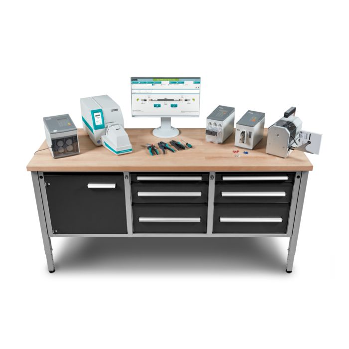 Werknemersassistentiesysteem clipx WIRE assist bestaande uit werknemersassistentie-software, automatische gereedschappen, afdruksystemen en handgereedschappen op een werkbank