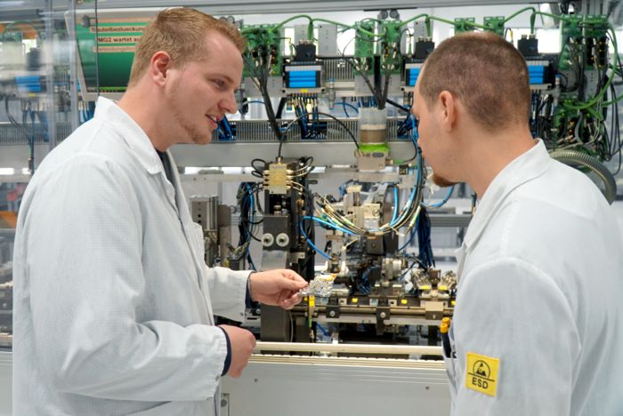 Dipendenti con PLC-INTERFACE in produzione