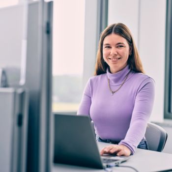 Person arbeitet an einem Laptop
