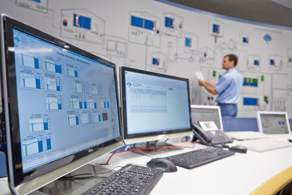 Homme dans une salle de contrôle de la gestion des eaux