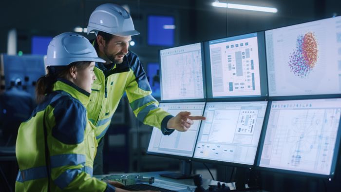 Técnicos de servicio durante el mantenimiento remoto basado en la nube