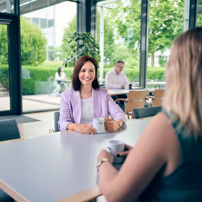 Mitarbeitende machen eine Pause im Betriebsrestaurant