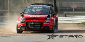 Stard-elbil på racerbane med logo