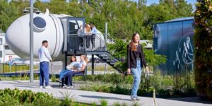 Persone davanti a una turbina eolica nell'All Electric Society Park