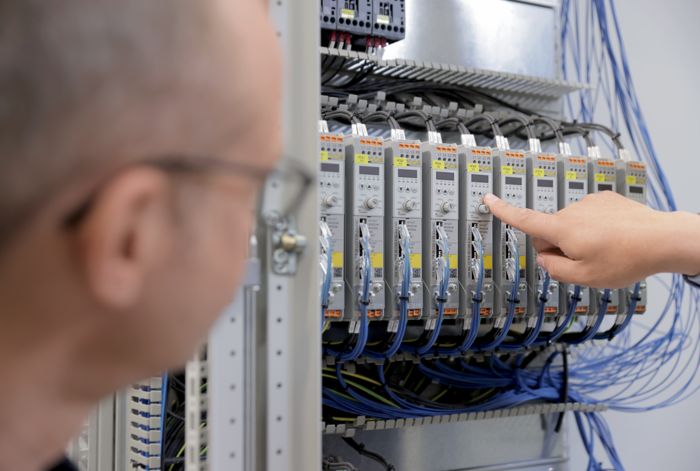 Shoulder view into the control cabinet with a row of CONTACTRON Speed Starters 