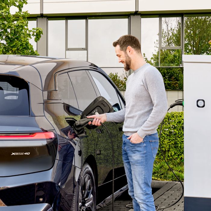 E-Auto wird mit AC-Ladekabel CHARX connect eco geladen