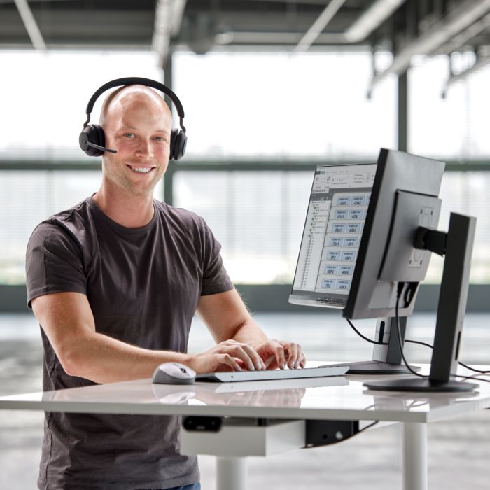 Mann mit Headset
