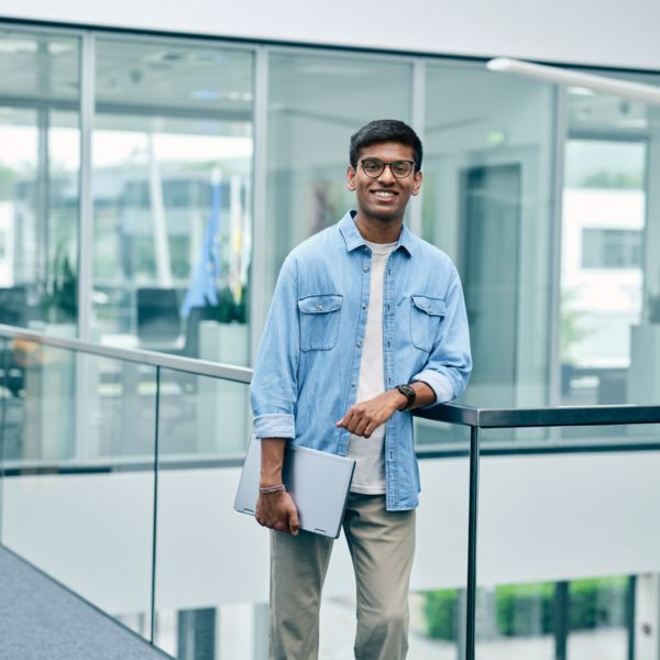 Mitarbeiter mit Laptop unter dem Arm