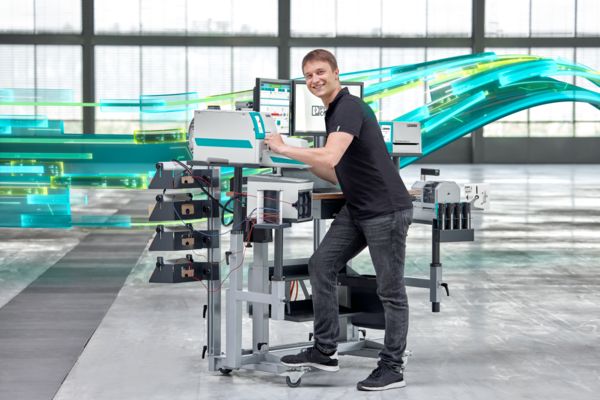 Medewerker markeert een ader op het werknemersassistentiesysteem voor de adervoorbereiding