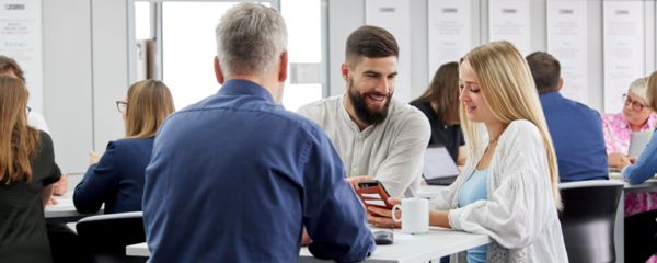 Gesprächssituation in einem belebten Raum