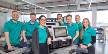 Studierende mit ihrem Studienprojekt
