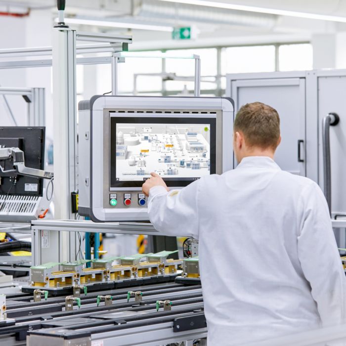 Person bedient IIoT-Technologie
