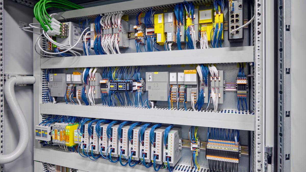 Control cabinet in an electrolyzer