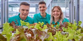Studierende mit ihrem Gemüseanbau-Studienprojekt