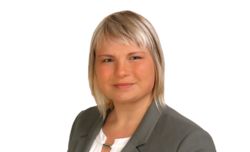 Eine Frau lächelt in die Kamera