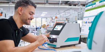 Mann isoliert Leiter mit dem Abisolierautomaten E.FOX S 10 ab