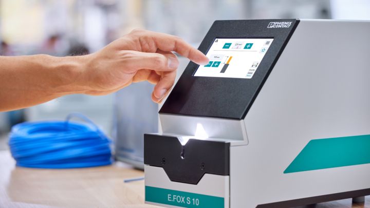 Manejo de la máquina pelacables E.FOX S 10 mediante pantalla táctil