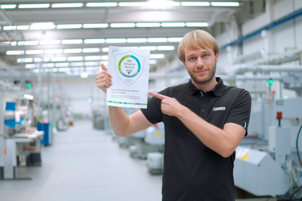 Cybersikkerhed i den digitale fabrik med et ikon som beskyttelsesemblem
