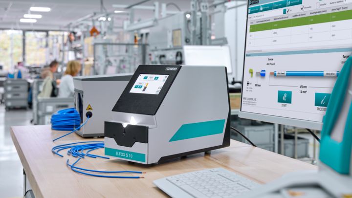 Máquina pelacables E.FOX S 10 con accionamiento mediante software de asistencia al trabajador
