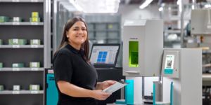 Una empleada en la producción de materiales de rotulación