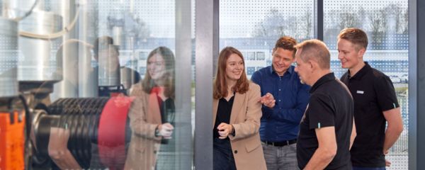 Personen aus den Bereichen Gebäudeplanung, Elektroinstallation und Gebäudebetrieb