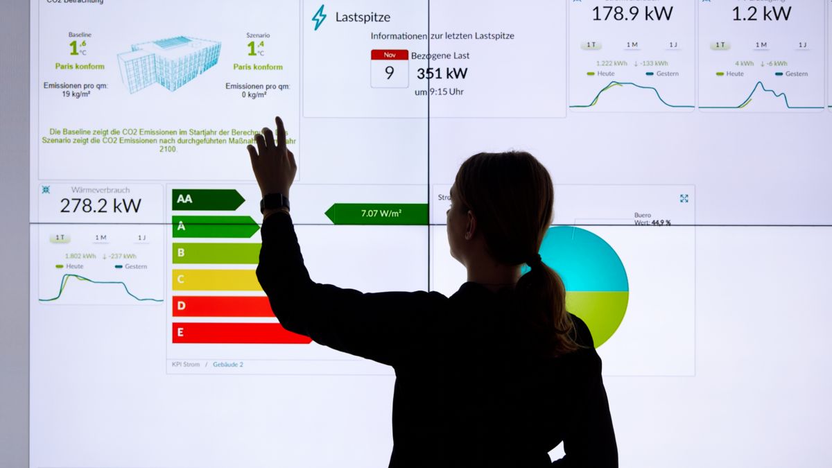 Une personne travaille sur un écran en utilisant le cloud pour bâtiment intelligent