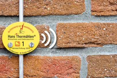 Marcatore RFID fissato alla barra metallica