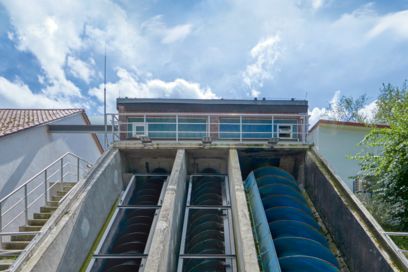 Régulation de l'arrivée d'eau dans le traitement des eaux usées
