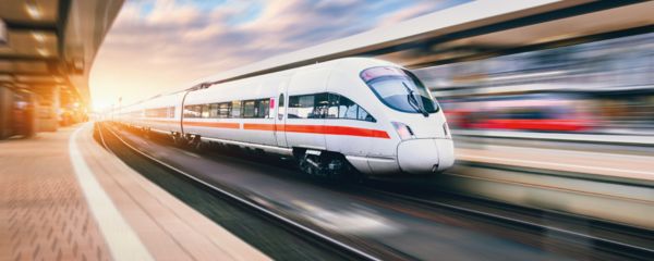 Un train ICE traverse la gare