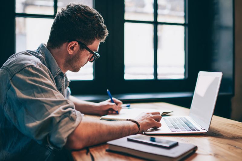 Teilnehmer des Webinars vor Laptop