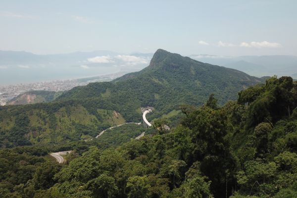 Vue de la côte est du Brésil sur le tunnel de Tamoios 